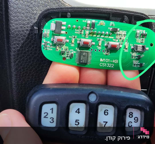מעגל מודפס ירוק עם רכיבים אלקטרוניים ושלט עם כפתורים ממוספרים